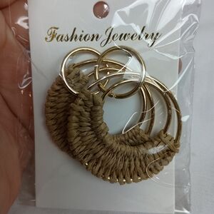2/30$ Or 3/$35 Fashion‎ Jewelry Gold and Tan Woven Rattan Hoop Earrings (#0278)